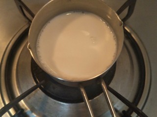 卡仕达长崎杯子蛋糕, 100克牛奶微微加热至边缘沸腾。