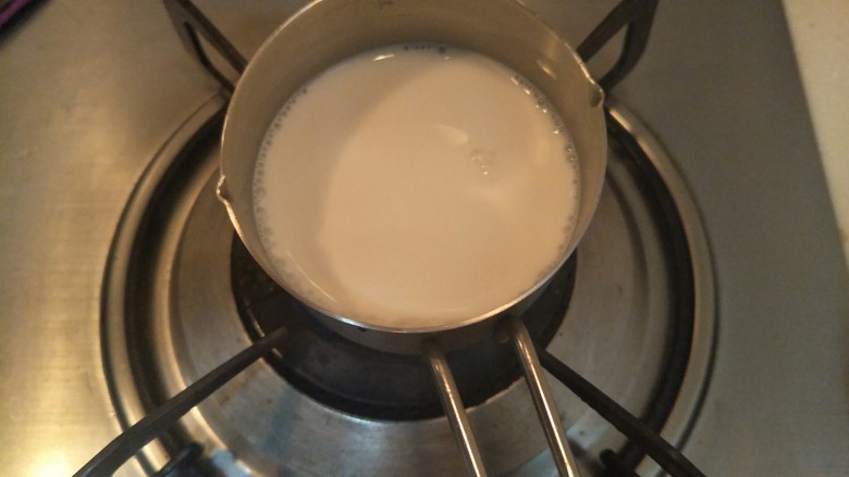 卡仕达长崎杯子蛋糕, 100克牛奶微微加热至边缘沸腾。