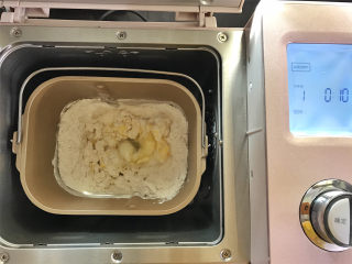 蛋奶麻花,把除黄油外的所材料放入东菱面包机中，用和面功能和成软硬合适的面团。