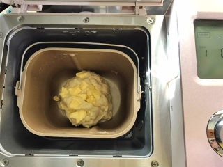 蛋奶麻花,加入室温软化的黄油，揉至光滑的，能拉出有韧性的膜。