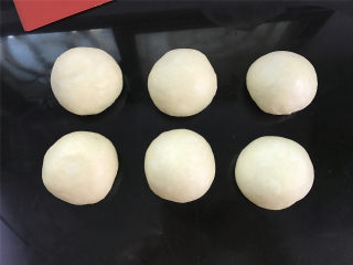 蛋奶麻花,把发酵好的面团取出排气后分割成6个平匀的小剂子，滚圆后松驰20分钟。