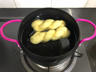 蛋奶麻花,取一锅，倒入适量食用油，油温6、7成热时放入发酵好的麻花。
