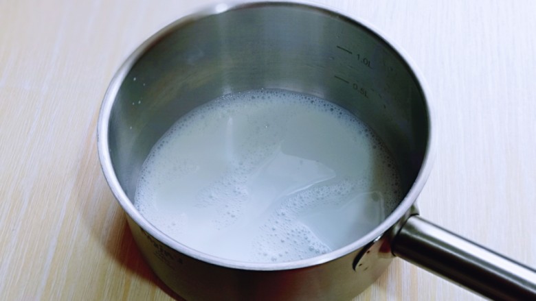 高颜值沙皮狗冰激凌,隔水将糖煮至融化。