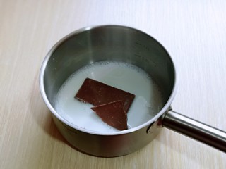 高颜值沙皮狗冰激凌,加入黑巧克力，继续隔水将黑巧克力融化。