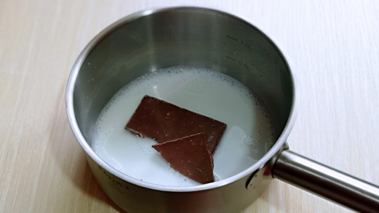 高颜值沙皮狗冰激凌,加入黑巧克力，继续隔水将黑巧克力融化。