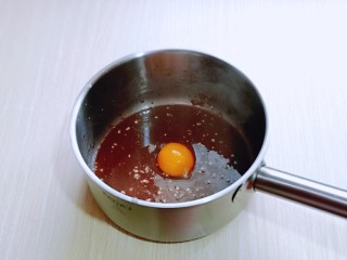 高颜值沙皮狗冰激凌,加入一个生鸡蛋黄，搅拌均匀，离火。