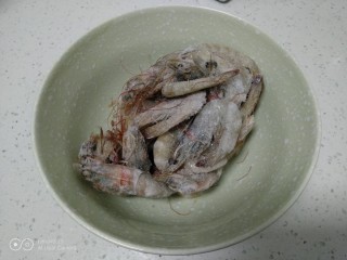 香辣虾,大虾从冰箱冷藏拿出解冻。