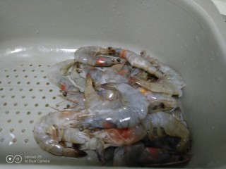 香辣虾,解冻后开背，挑去虾线，剪去虾须，冲洗干净。