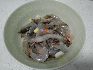 香辣虾,加入料酒、生抽、盐、姜、葱腌制30分钟。