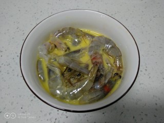 香辣虾,将腌制好的虾放入碗中，均匀粘上蛋液。