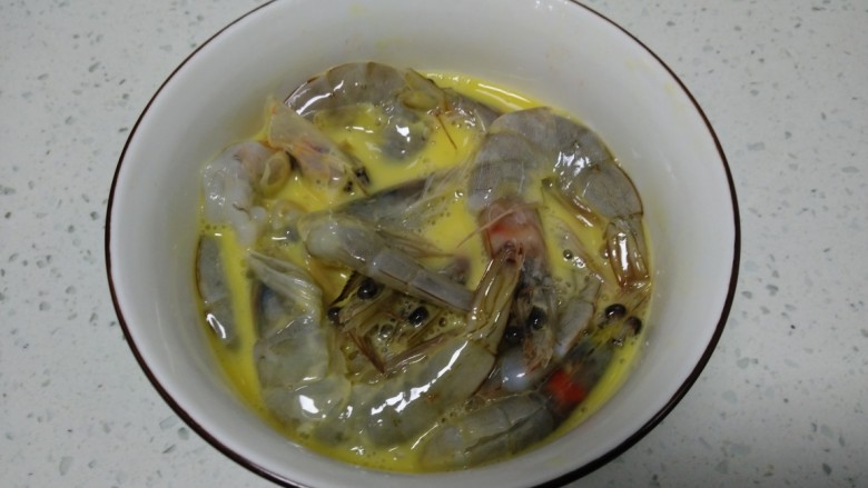 香辣虾,将腌制好的虾放入碗中，均匀粘上蛋液。