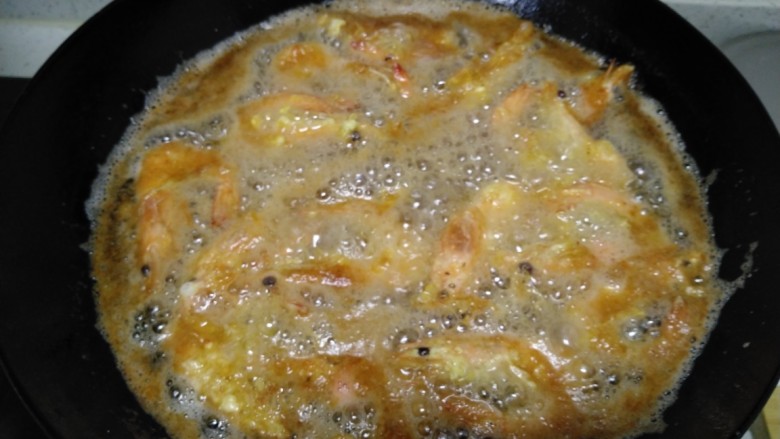 香辣虾,油温5层热，放入大虾炸至金黄。
