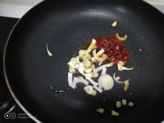香辣虾,放入郫县豆瓣酱，翻炒均匀。