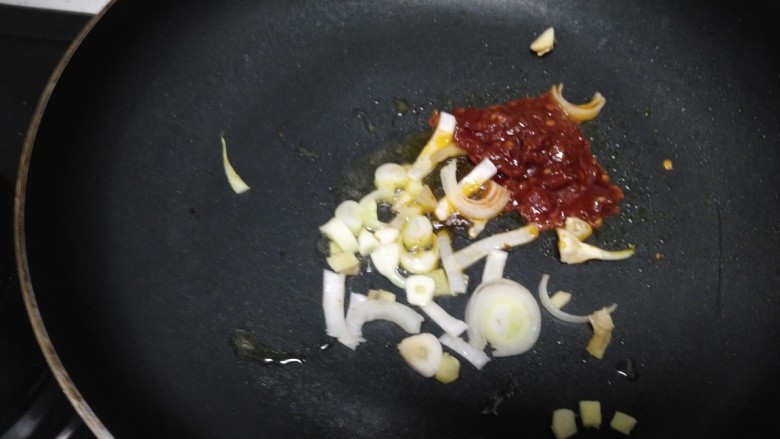 香辣虾,放入郫县豆瓣酱，翻炒均匀。