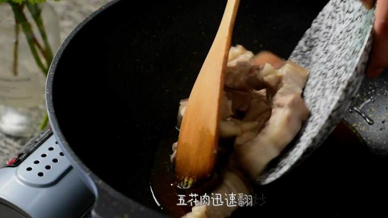 冬笋烧肉—质嫩味鲜，清脆爽口的冬笋烧肉,热锅冷油，倒入黄冰糖，炒出糖色，下五花肉，迅速翻炒上色。