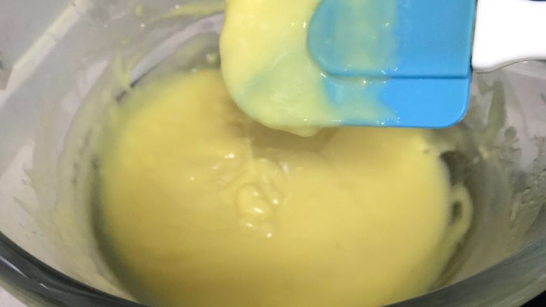 奶黄馒头,奶黄糊至浓稠后关火，拿出冷却。放入冰箱冷藏一个小时。