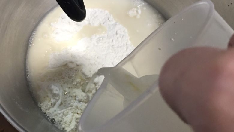 奶黄馒头,孵化后的发酵液倒入厨师机。