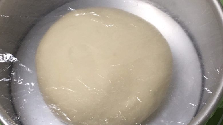 奶黄馒头,拿出整理一下，滚圆放入模具，盖上保鲜膜。
