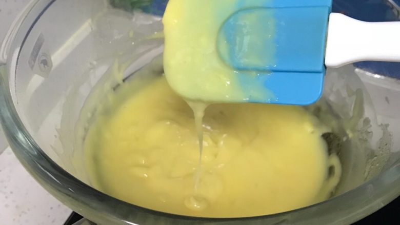 奶黄馒头,用中火煮15分钟左右，用刮刀不断的翻拌，以免结块。