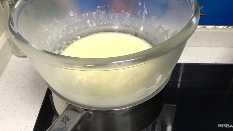 奶黄馒头,玻璃碗隔热水加热。