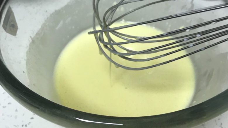 奶黄馒头,再用蛋抽搅拌均匀。