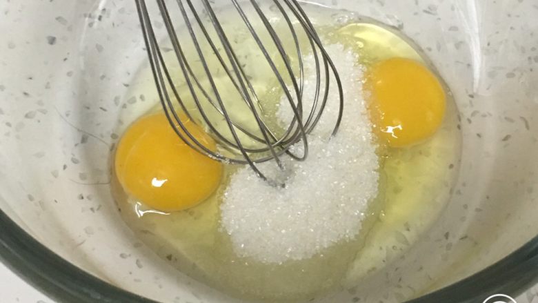 奶黄馒头,鸡蛋中加入细砂糖，用蛋抽搅拌至细砂糖融化。