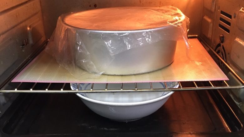 奶黄馒头,烤箱发酵档，模具送入烤箱发酵60分钟，底部放一碗热水。