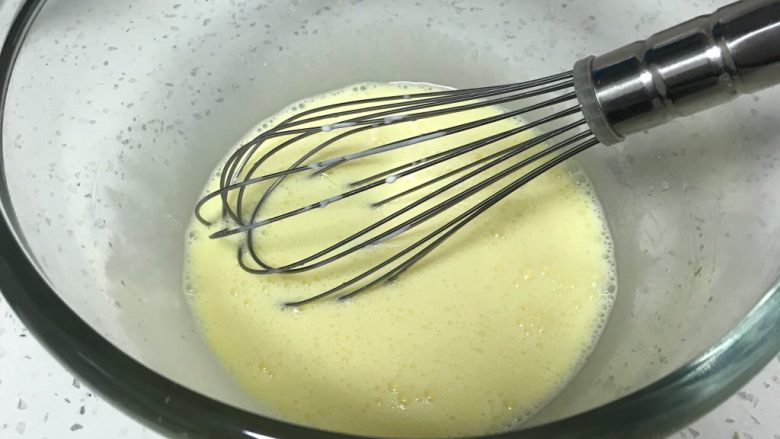 奶黄馒头,用蛋抽搅拌均匀。