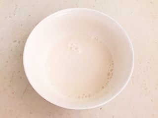 红烧肘子,把玉米淀粉放入碗里，加入50克水调匀，做成水淀粉