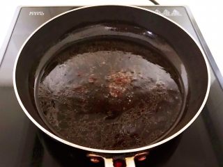 红烧肘子,另起锅，在锅里加入500克烧肉的汤汁