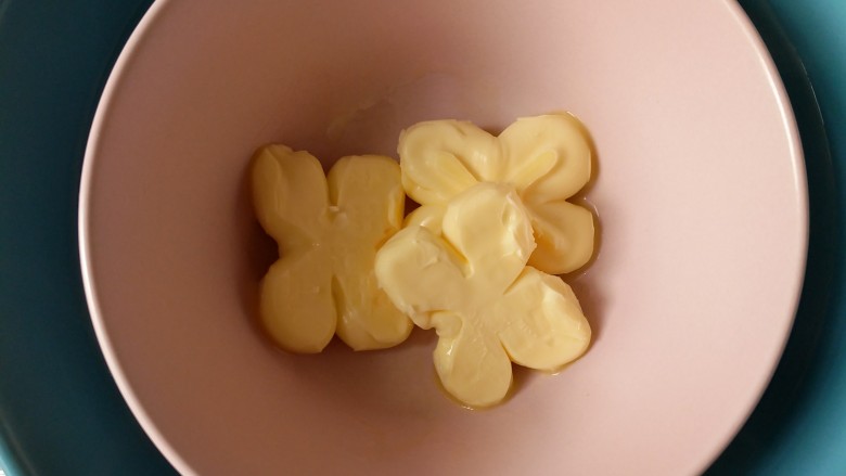 士力架+葡萄干双层酸奶慕斯蛋糕,黄油隔热水融化
