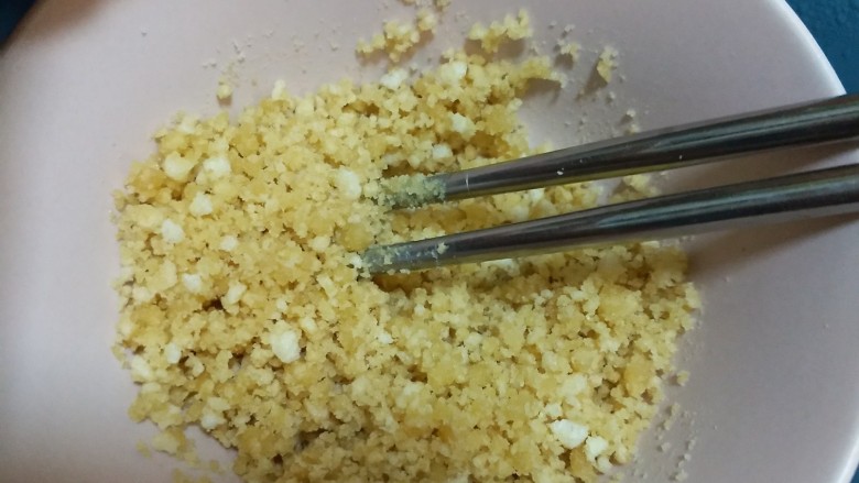 士力架+葡萄干双层酸奶慕斯蛋糕,混合融化后的黄油和仙贝末