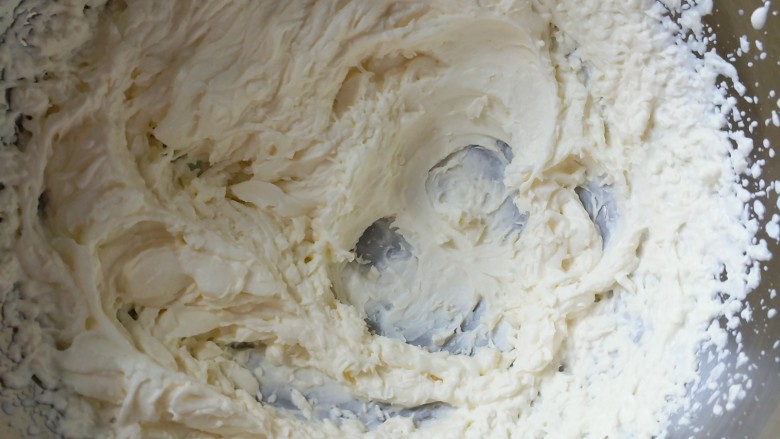 士力架+葡萄干双层酸奶慕斯蛋糕,打发后是介个样子的，能保持形状