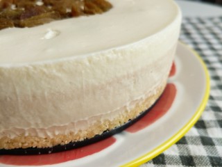 士力架+葡萄干双层酸奶慕斯蛋糕,就是这样的了，巧克力花生层+葡萄干层
(๑´∀`๑)