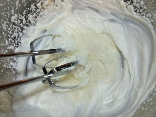 士力架+葡萄干双层酸奶慕斯蛋糕,鲜奶油打发，分三次加入适量白砂糖，预估有甜味了就可以(好像有的奶油是含糖的，就不用加糖了)