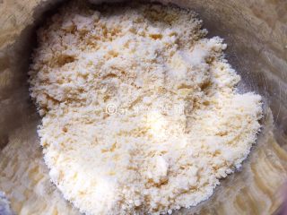 肉桂苹果派,用两手揉搓，直到黄油和低粉完全融合，成为粗玉米粉的样子