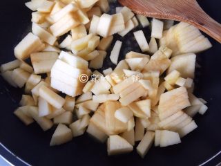 肉桂苹果派,把切好的苹果放入稍稍翻炒均匀