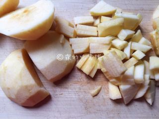 肉桂苹果派,面团冷藏松弛的同时，来制作派馅。选择硬一些的苹果，去皮去核后切成小块