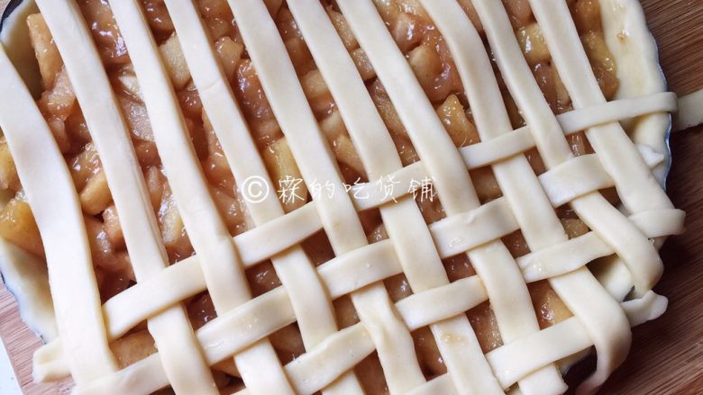 肉桂苹果派,在派盘表面编织成交叉的网，编好后，同样要把多余的派皮切断
