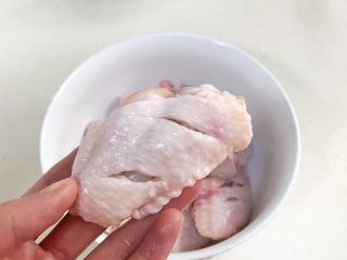 蜜汁鸡翅,给鸡翅划上2～3刀，便于入味。