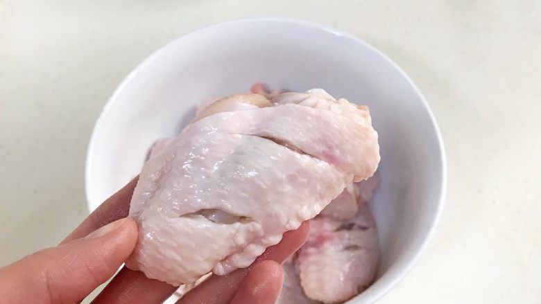 蜜汁鸡翅,给鸡翅划上2～3刀，便于入味。