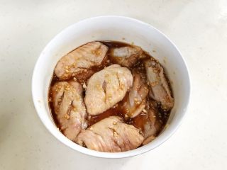 蜜汁鸡翅,把鸡翅里倒入混合好的酱料，搅拌均匀，盖上保鲜膜，放冰箱冷藏腌制一天。