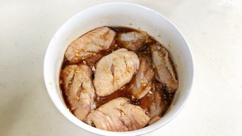 蜜汁鸡翅,把鸡翅里倒入混合好的酱料，搅拌均匀，盖上保鲜膜，放冰箱冷藏腌制一天。