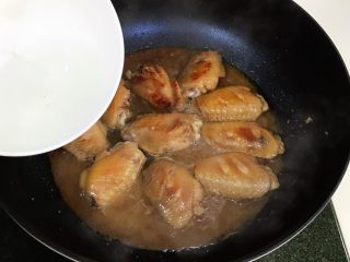 蜜汁鸡翅,加入与鸡翅齐平的开水，稍搅动均匀。