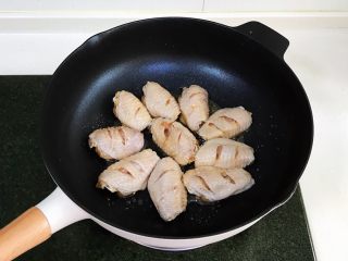 蜜汁鸡翅,腌制好的鸡翅，用厨房纸吸干表面的水份，煎制时才能上色。开中火，不粘锅里倒入少许食用油，油热后放入鸡翅。