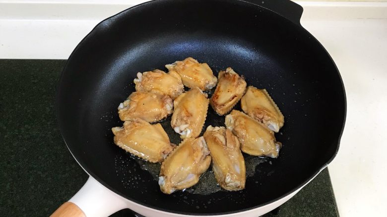 蜜汁鸡翅,把鸡翅两面煎至金黄色。