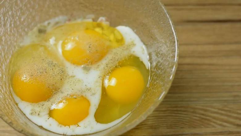 简单又美味的蘑菇嫩蛋，蘑菇鲜、鸡蛋嫩营养又健康,碎蘑菇内打入四个鸡蛋，加入一点点盐、一点点胡椒粉、一点点水淀粉，打散拌匀。