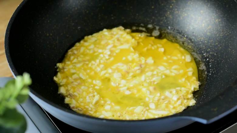 简单又美味的蘑菇嫩蛋，蘑菇鲜、鸡蛋嫩营养又健康,油温5成热倒入蛋液，中小火轻轻推动。