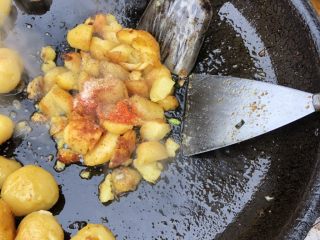巫山特色小吃-炕洋芋,加入少许盐，辣椒粉、花椒粉