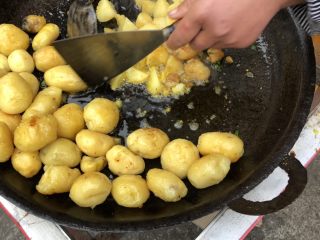 巫山特色小吃-炕洋芋,用铲子切小块，这样有利于吸收调料变得更加入味